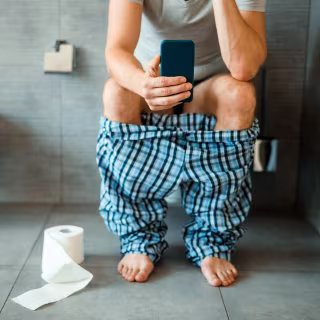 Pourquoi ne faut-il pas rester assis plus de 10 minutes aux toilettes. © Olena Yakobchuk, Shutterstock.com