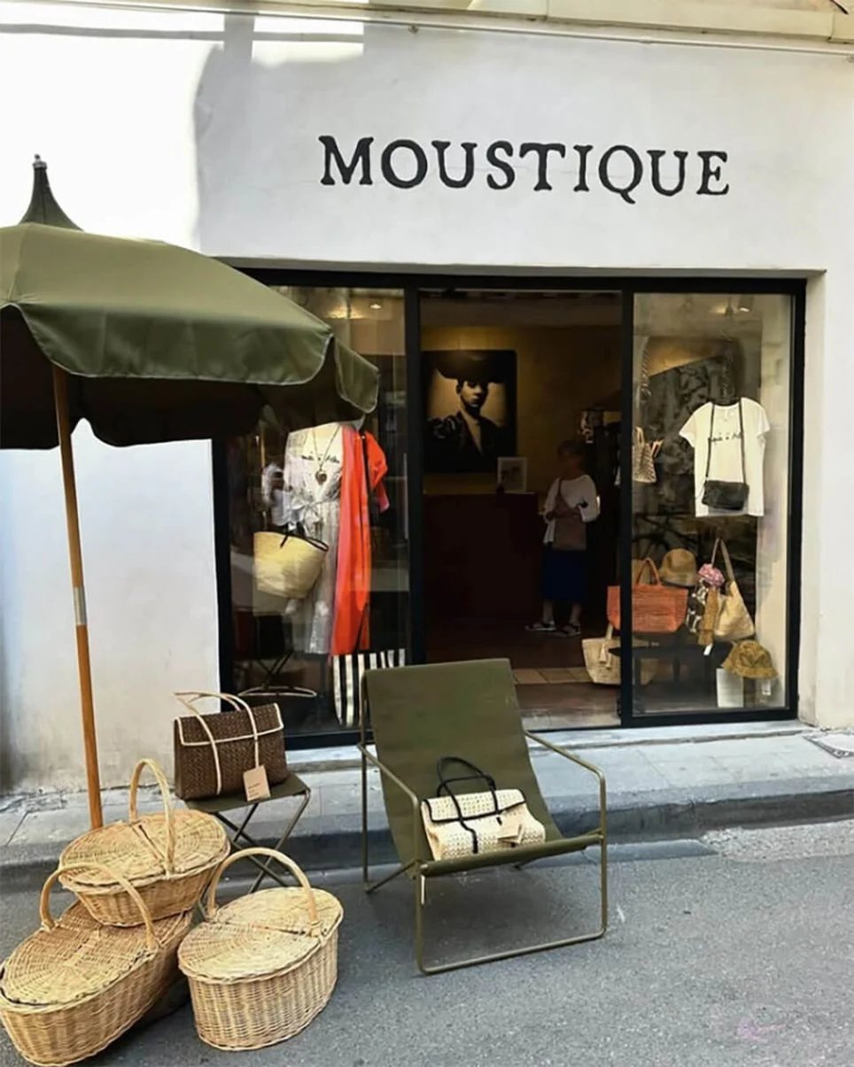 5 jolies adresses où flâner à Arles pendant les Rencontres de la photographie 4 Devanture de la boutique « Moustique » à Arles
