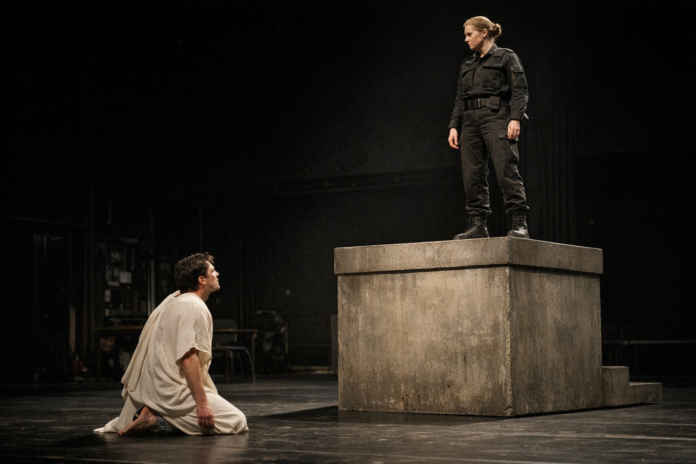 Alan Lucien Oyen transpose Antigone en un langage entre danse et théâtre